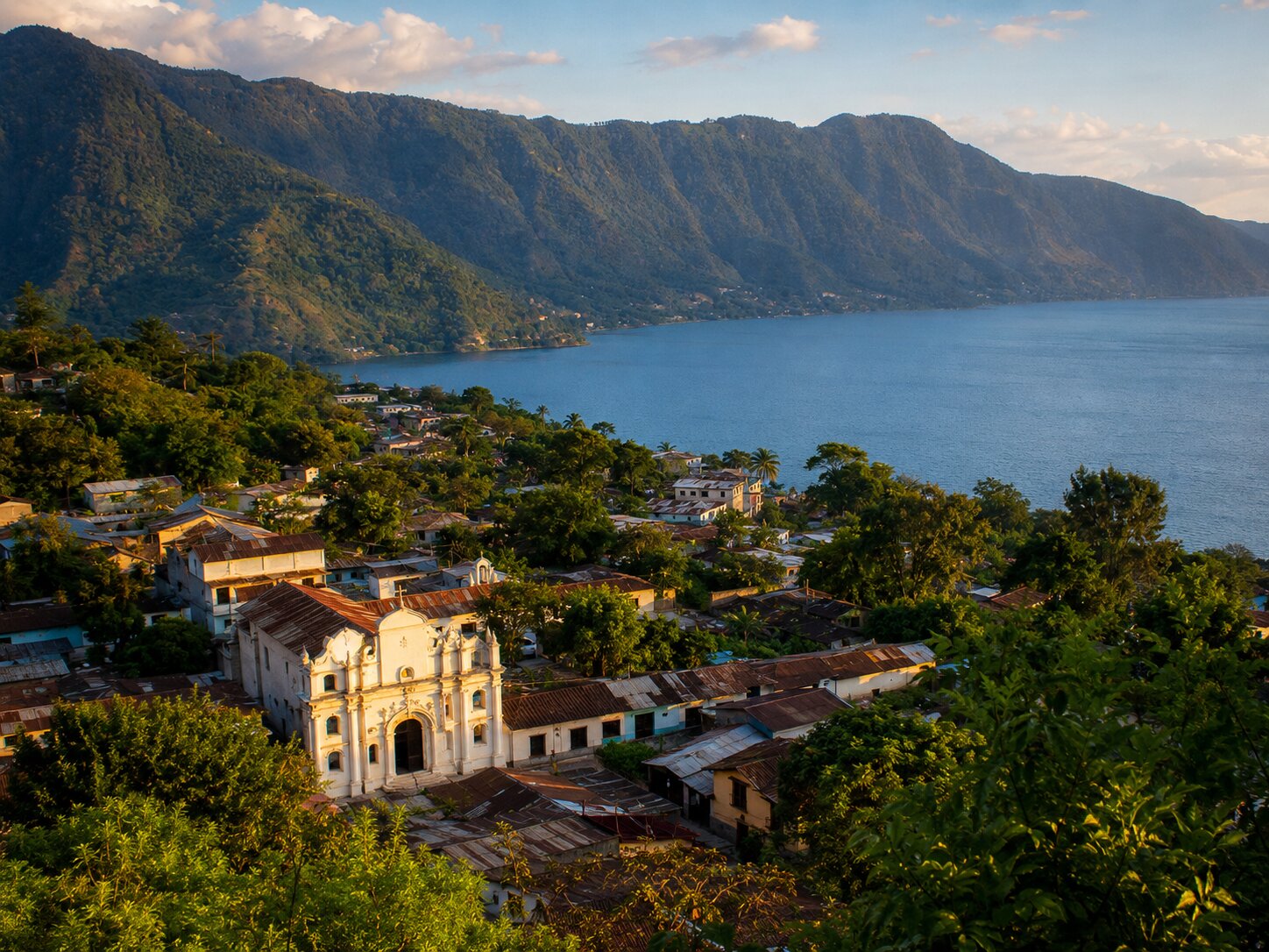 Vista del Lago de Atitlán y volcanes desde San Andrés Semetabaj