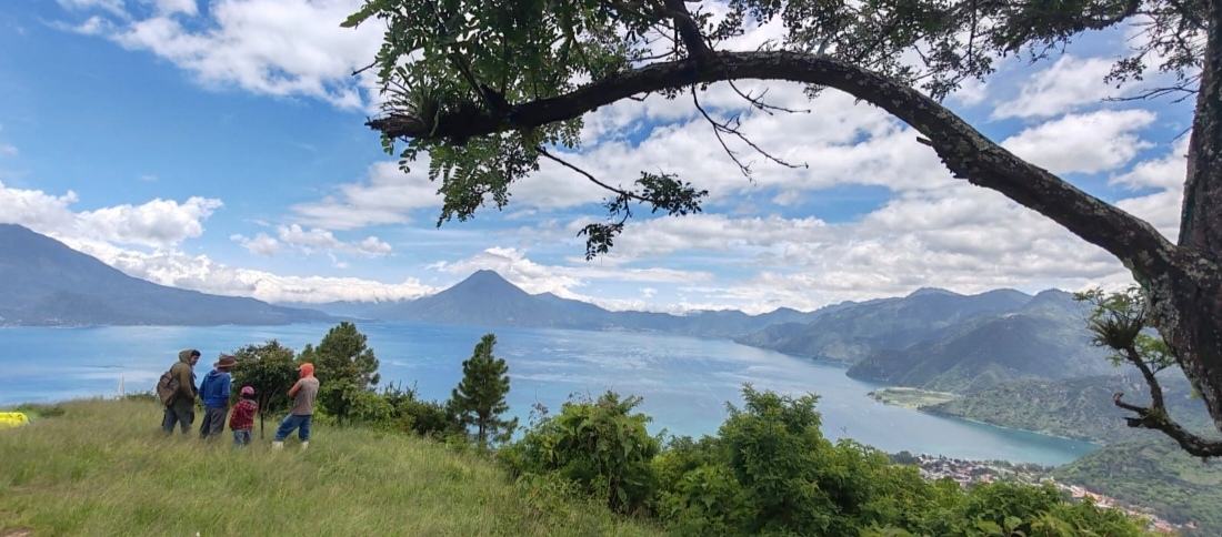 Imagen de image-feature una-lotificacion-planificada-con-vista-hacia-atitlan